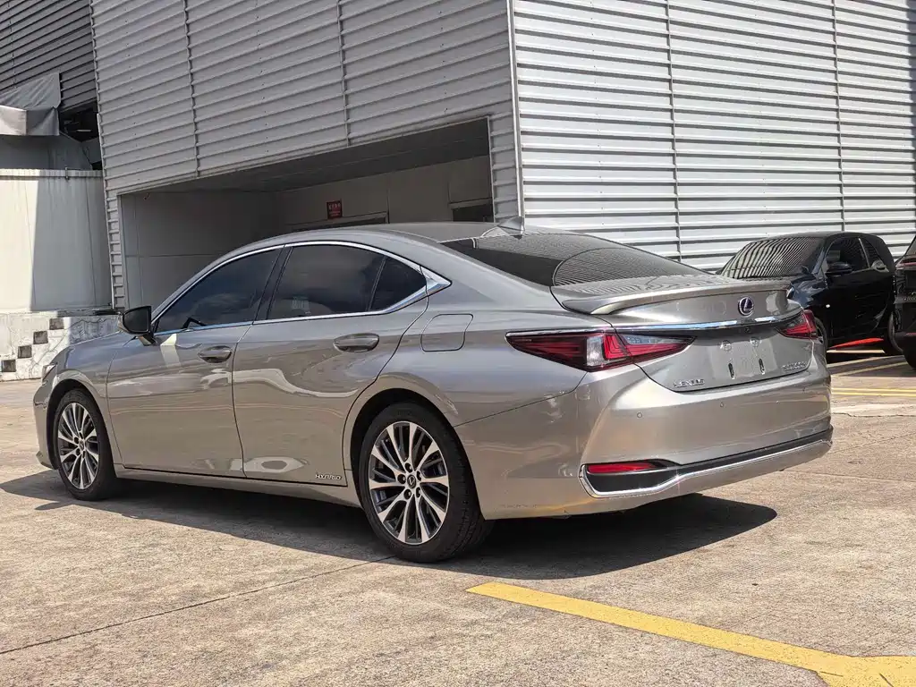 Lexus ES 2021 — фото 10