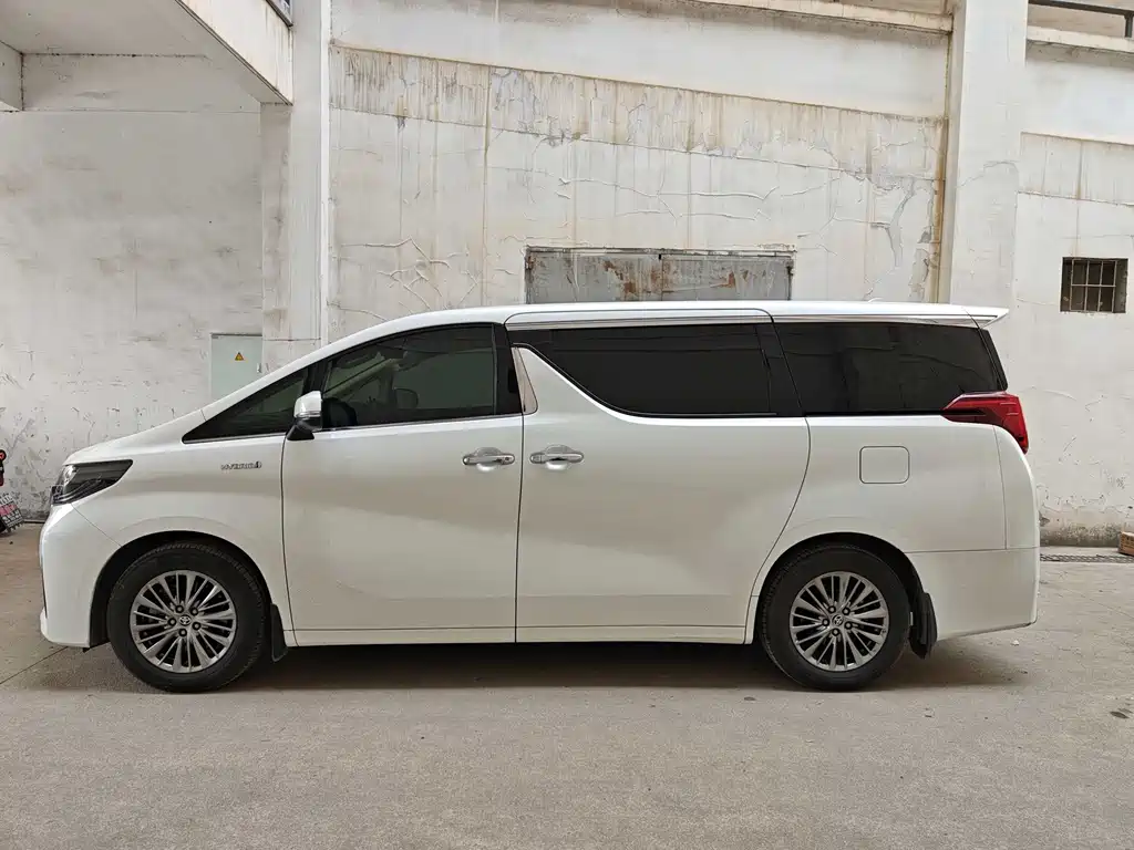 Toyota Alphard 2023 — фото 3