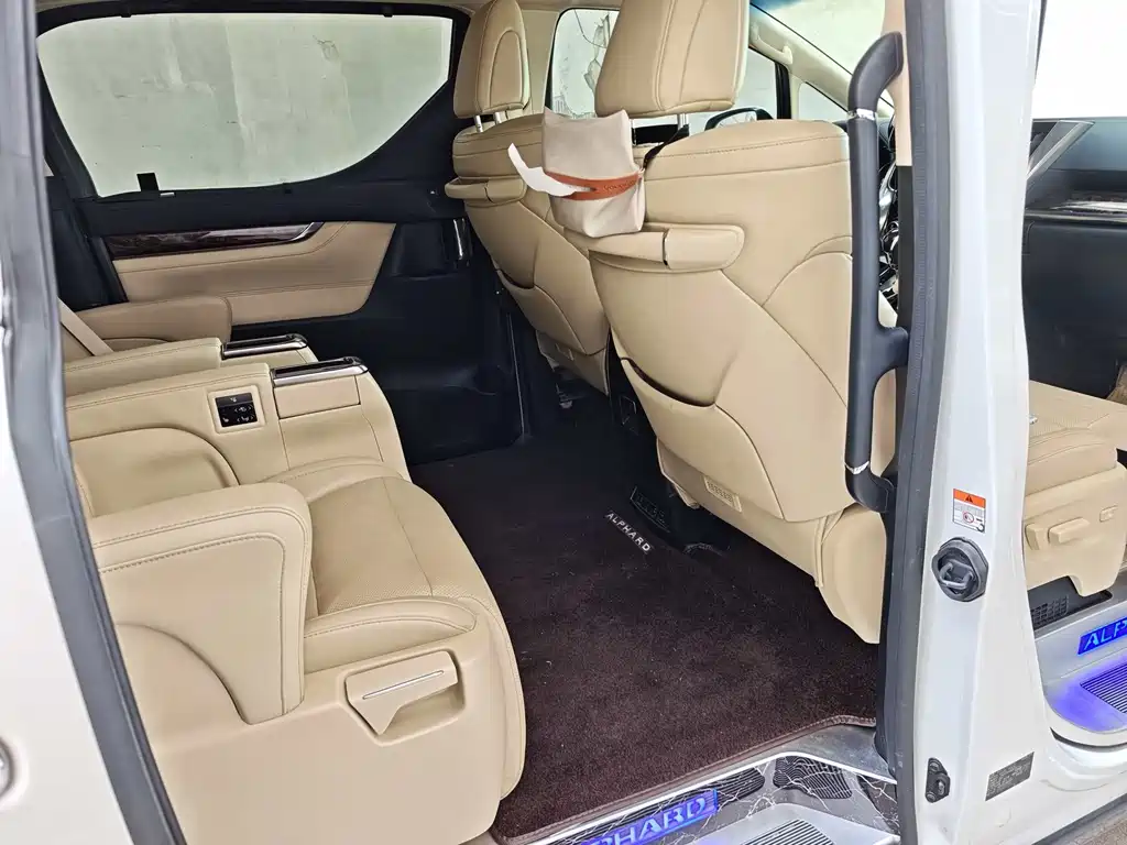 Toyota Alphard 2023 — фото 5