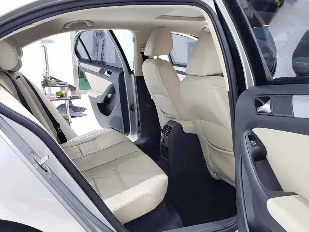 Volkswagen Sagitar 2014