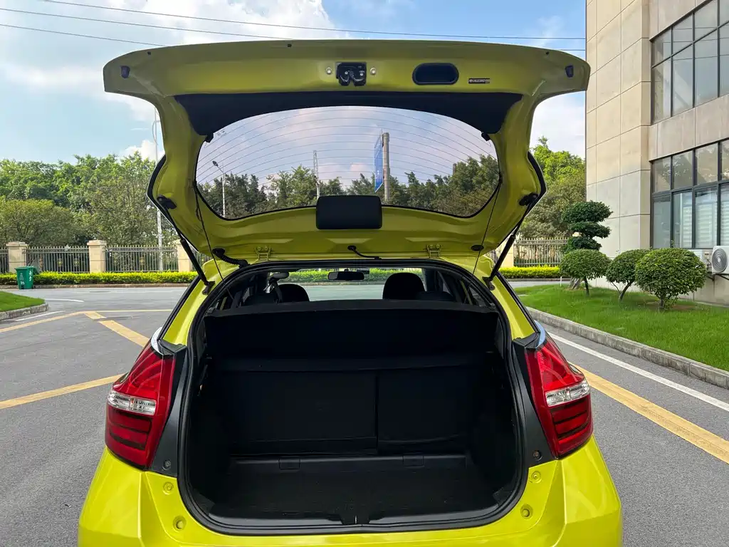 Toyota Yaris L 2017 — фото 14