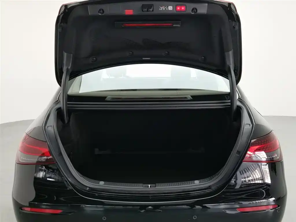 Mercedes-Benz E-Class 2023 — фото 16