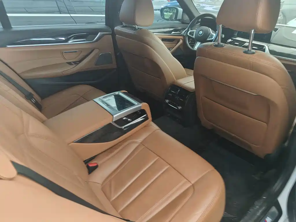 BMW 5 Series 2020 — фото 10