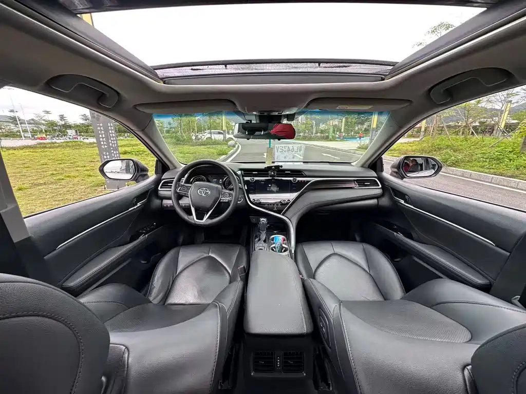 Toyota Camry 2019 — фото 25