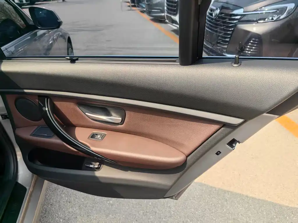BMW 3 Series 2018 — фото 12