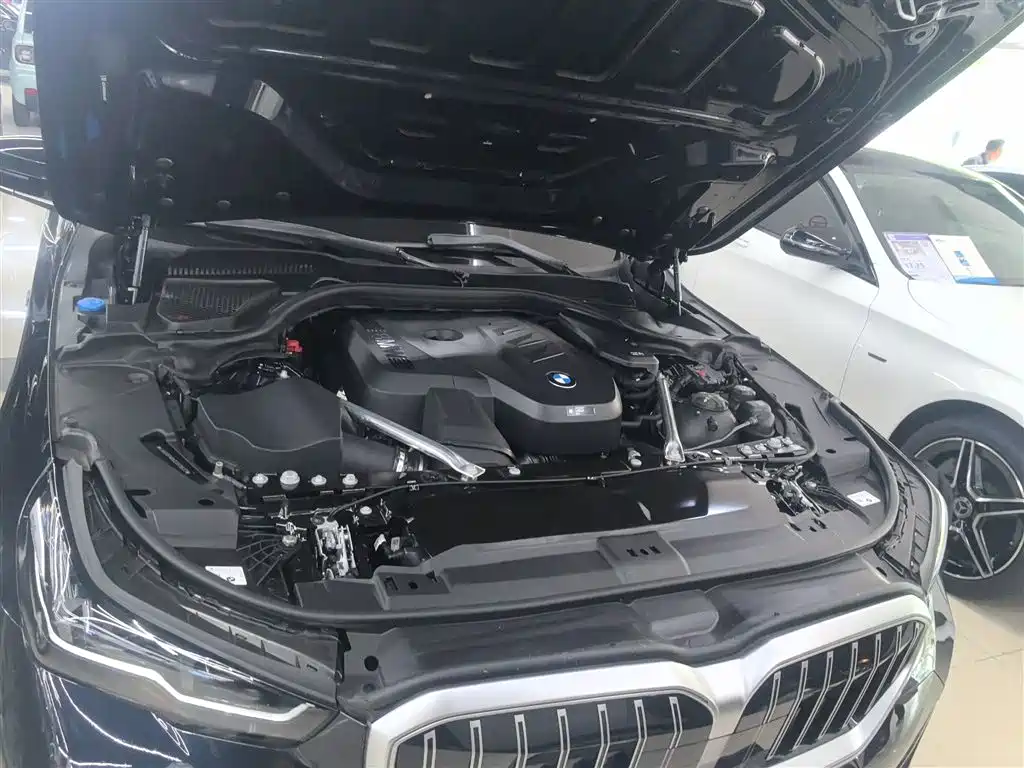BMW 5 Series 2025 — фото 16