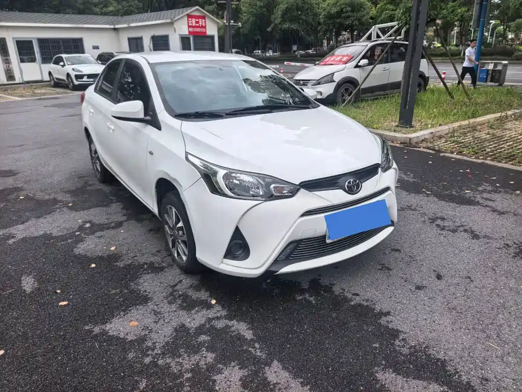 Toyota Yaris L 2021