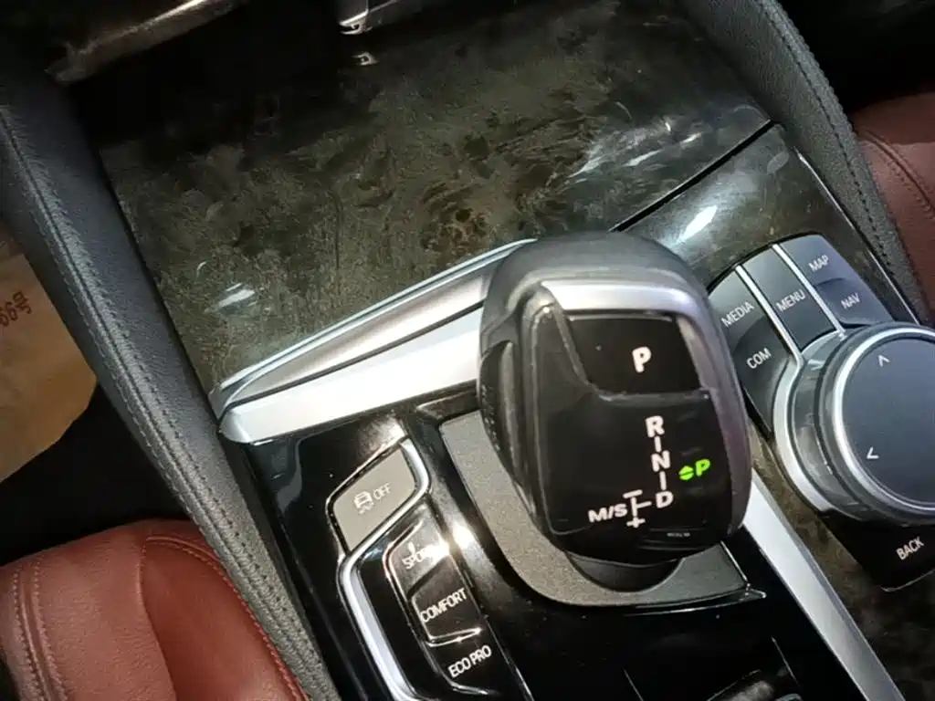 BMW 5 Series 2019 — фото 14