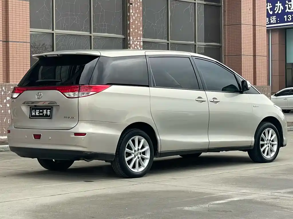 Toyota Previa 2010 — фото 4