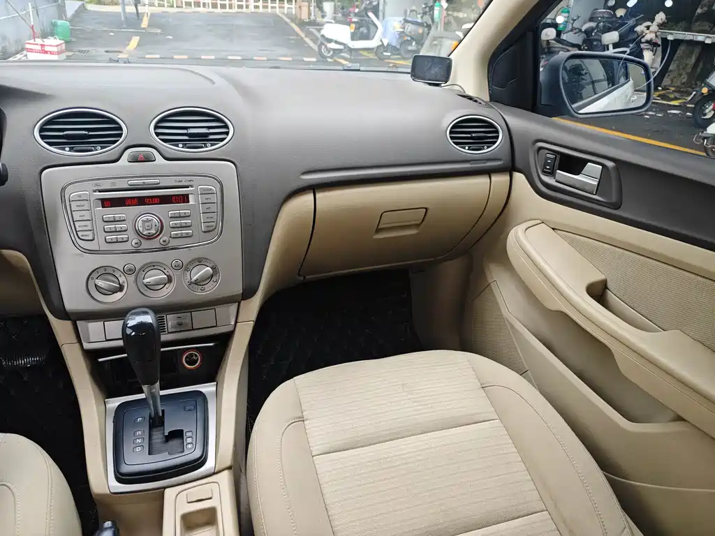 Ford Focus 2014 — фото 10