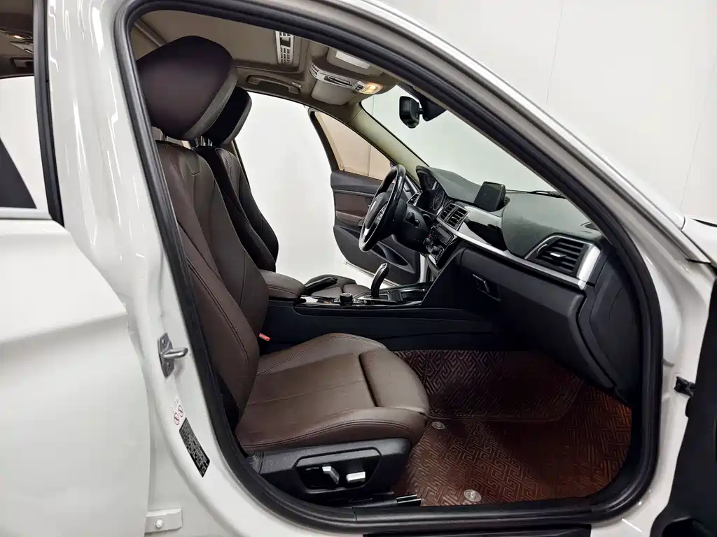BMW 3 Series 2017 — фото 10