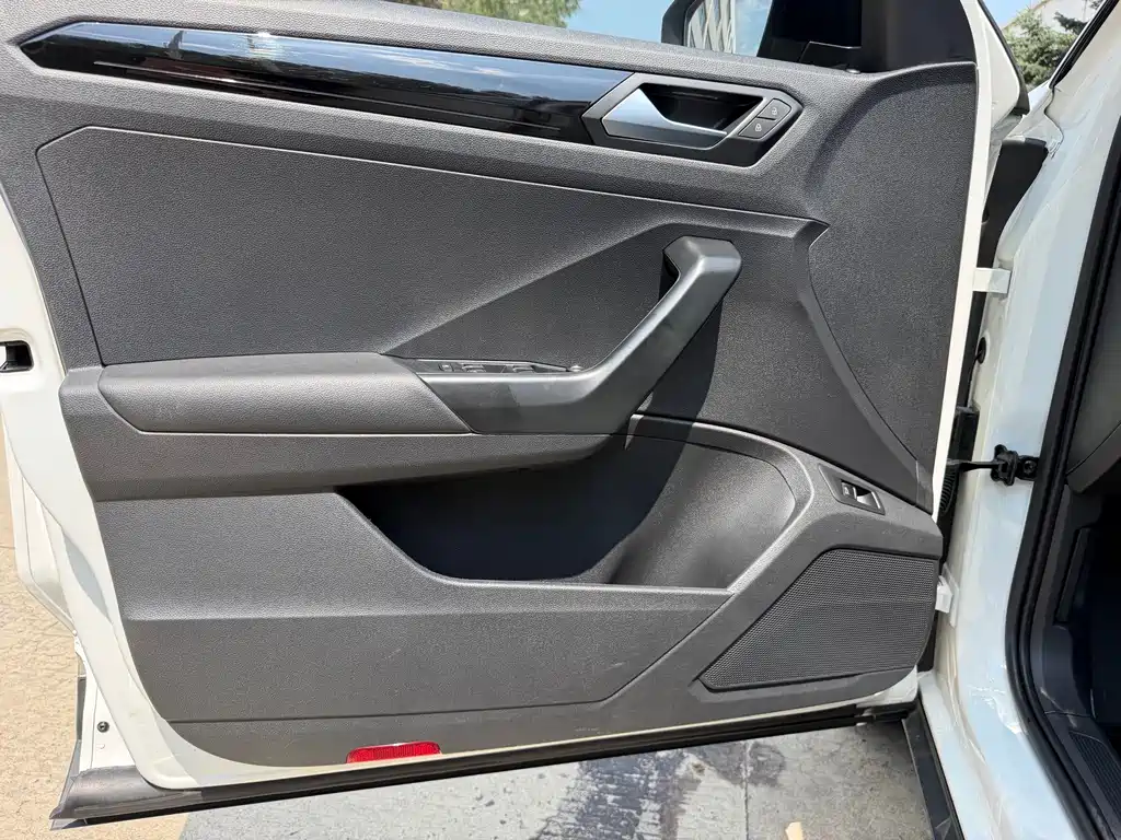 Volkswagen T-Roc 2021 — фото 10