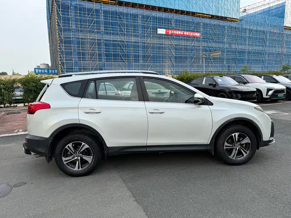 Toyota RAV4 2015 — фото 12