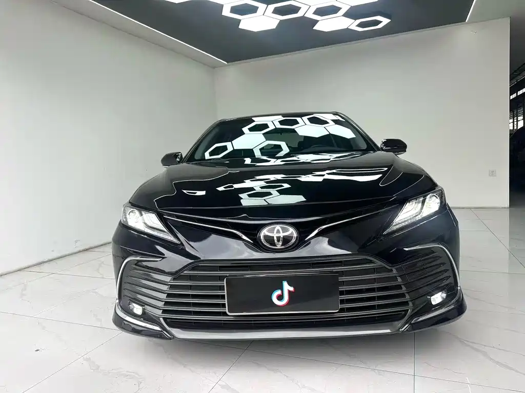 Toyota Camry 2023 — фото 2