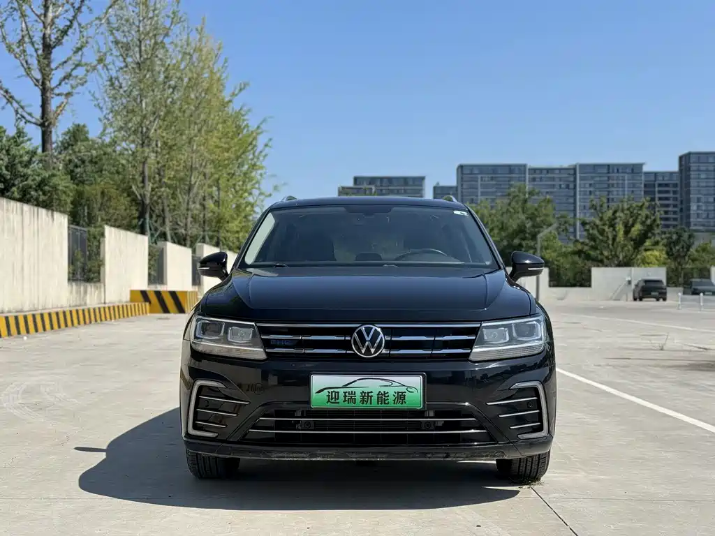 Volkswagen Tiguan L Plug-In Hybrid 2021 — фото 2