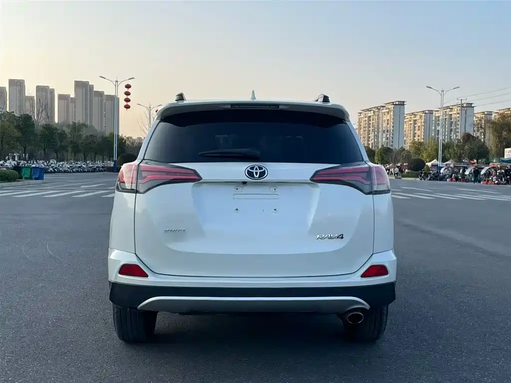 Toyota RAV4 2019 — фото 6