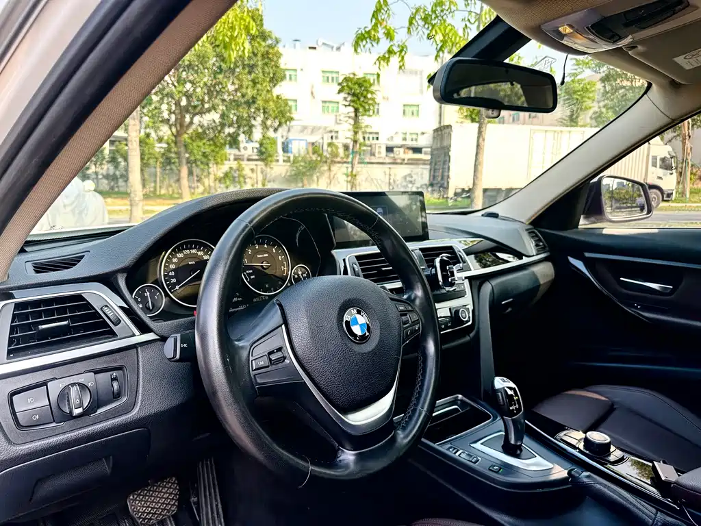 BMW 3 Series 2018 — фото 15