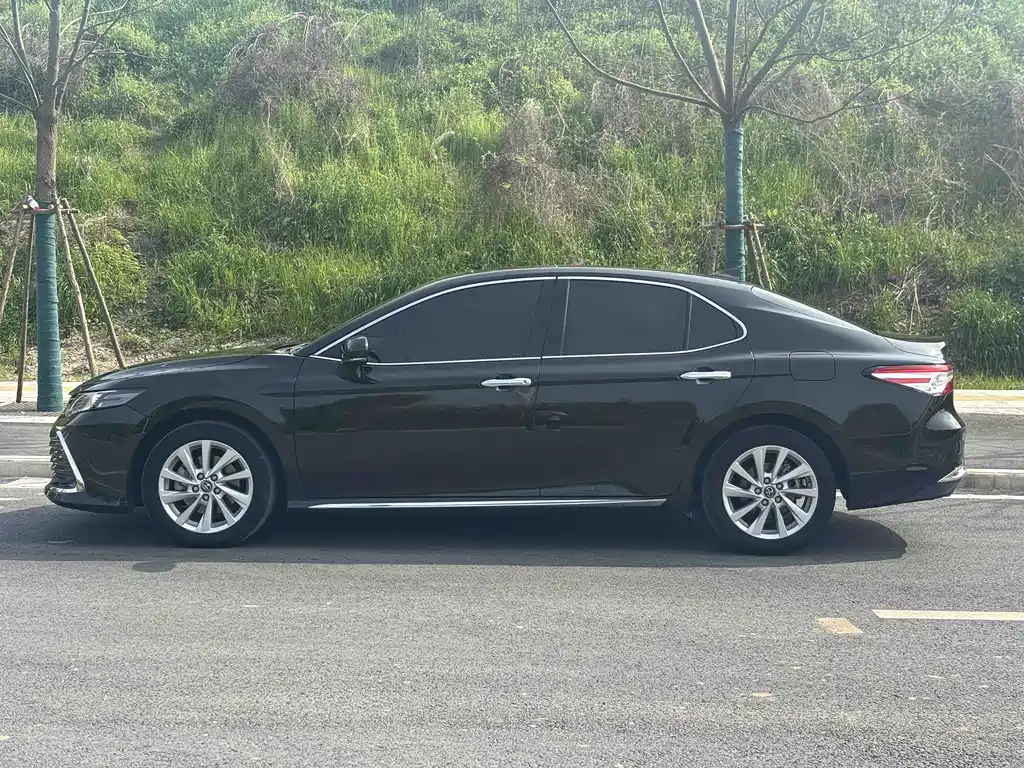 Toyota Camry 2023 — фото 18