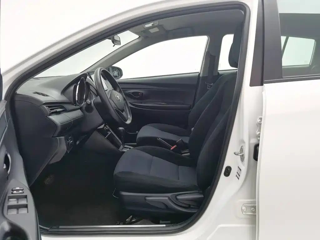 Toyota Yaris L 2017 — фото 10