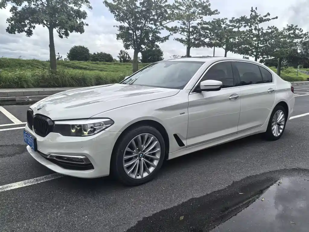 BMW 5 Series 2018 — фото 1