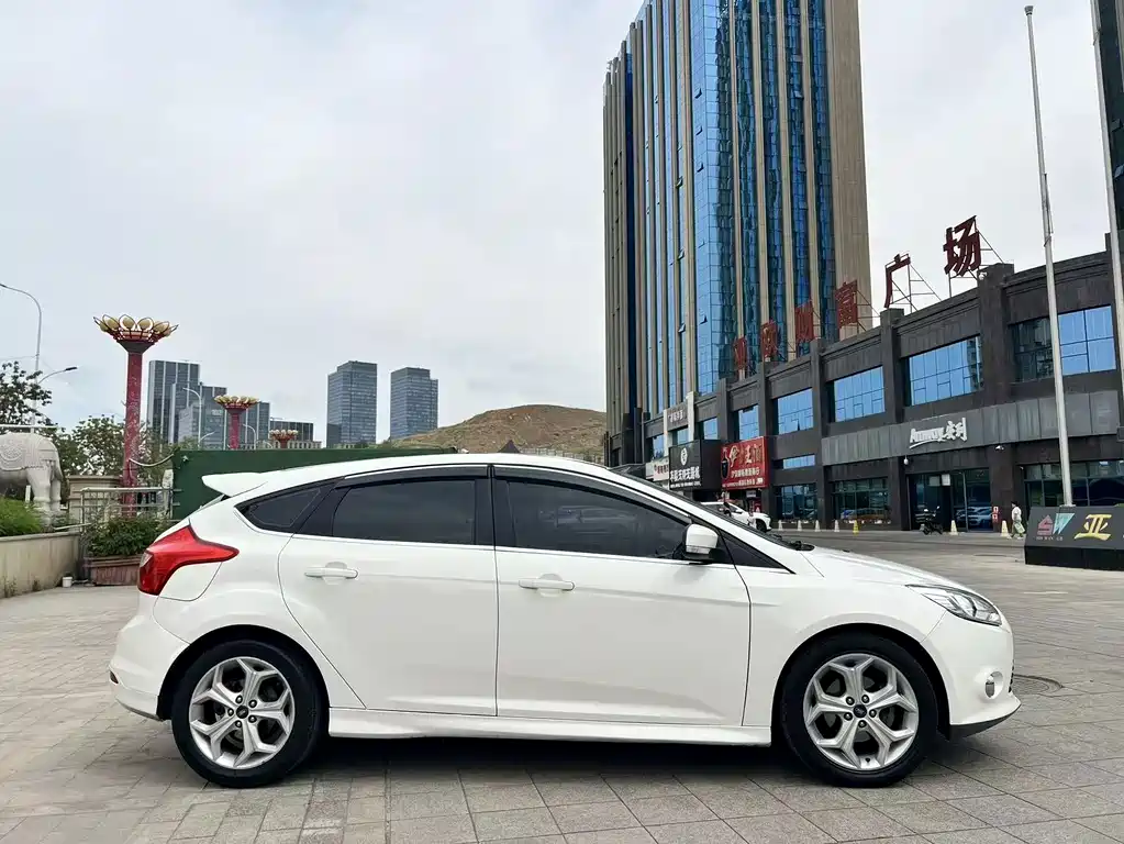 Ford Focus 2014 — фото 15