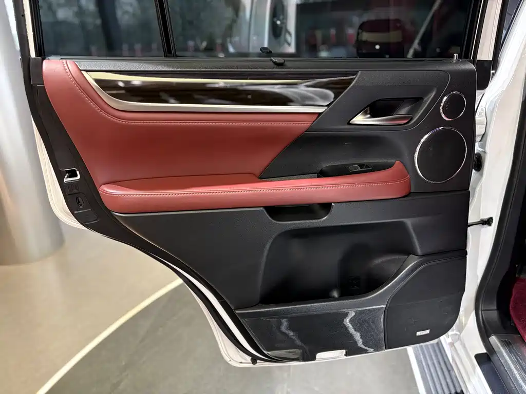 Lexus LX 2018 — фото 10