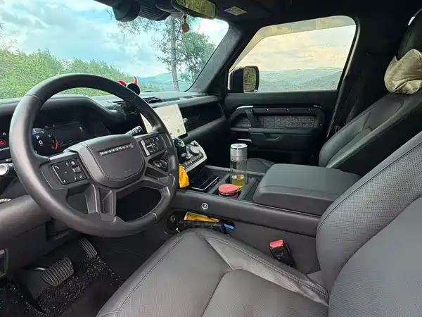 Land Rover Defender 2025
