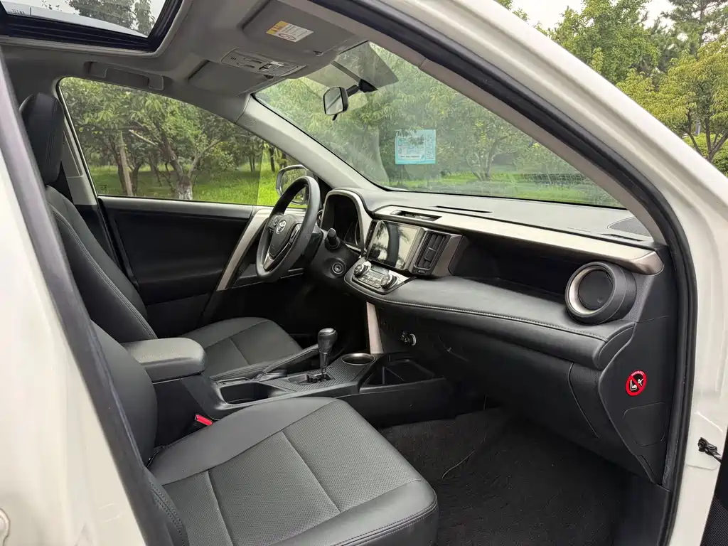 Toyota RAV4 2016 — фото 11