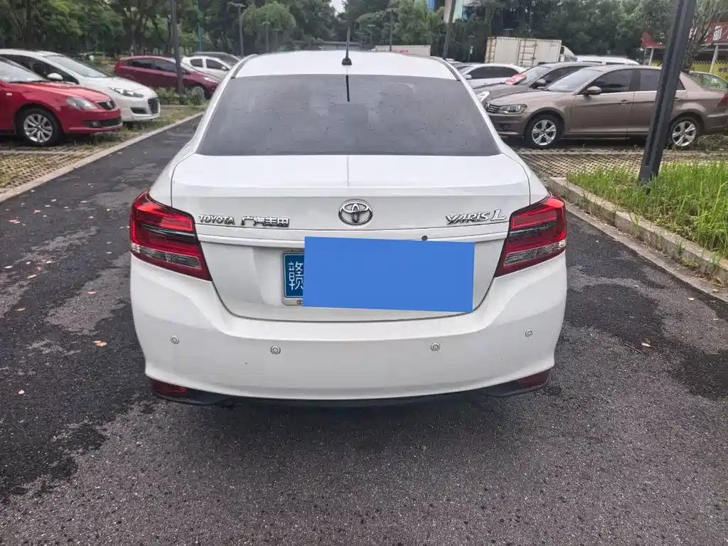 Toyota Yaris L 2021