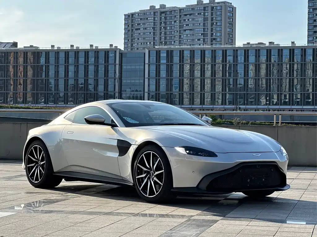 Aston Martin V8 Vantage 2018 — фото 3