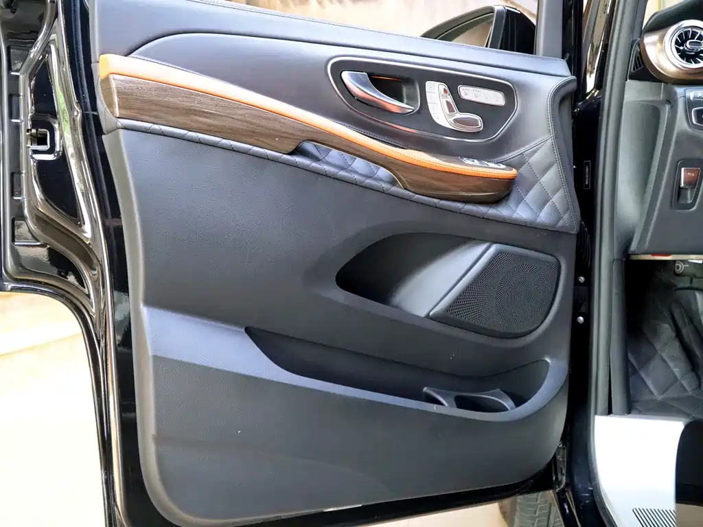 Mercedes-Benz V-Class 2022 — фото 23