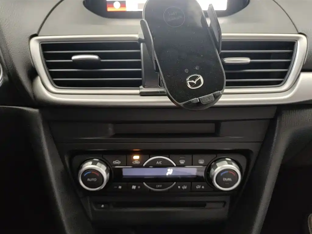 Mazda 3 Axela 2017 — фото 13