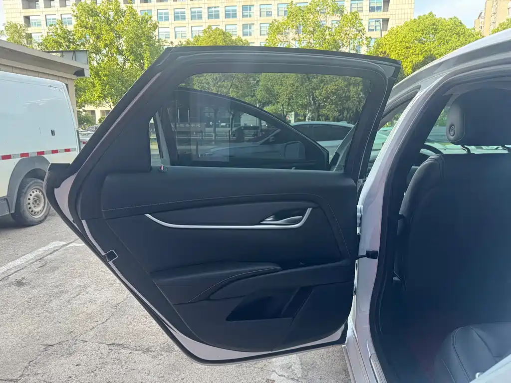 Cadillac XTS 2018 — фото 11