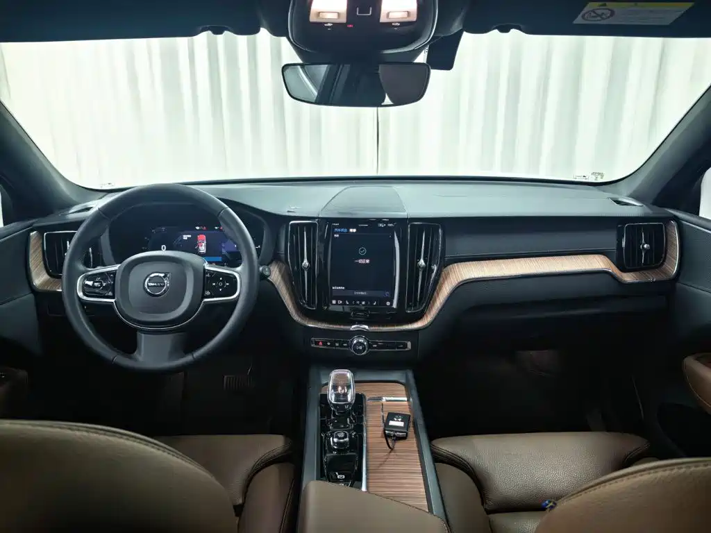 Volvo XC60 Plug-In Hybrid 2025 — фото 13