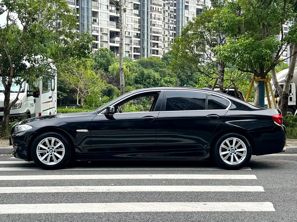 BMW 5 Series 2011 — фото 8