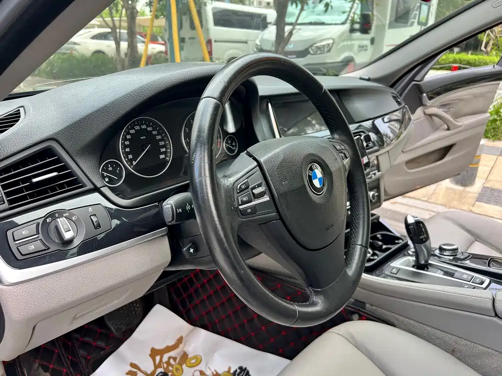 BMW 5 Series 2011 — фото 18