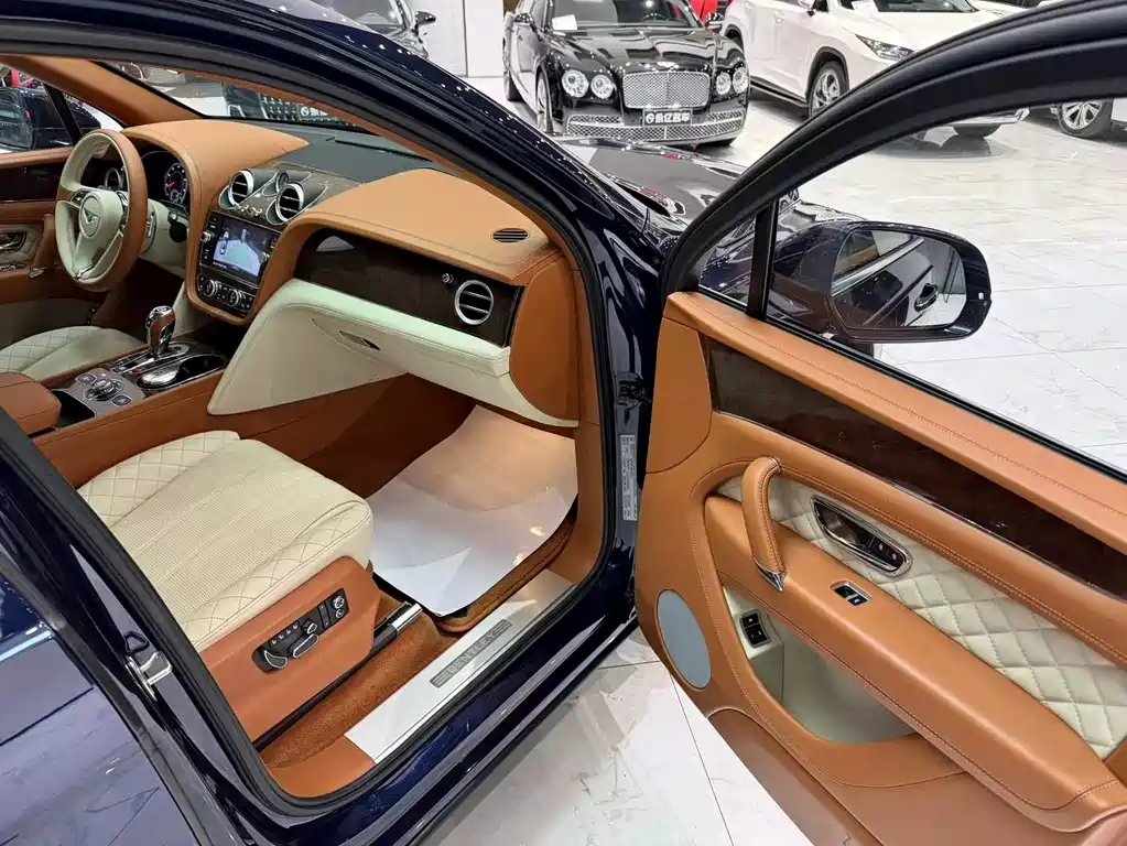 Bentley Bentayga 2017 — фото 11