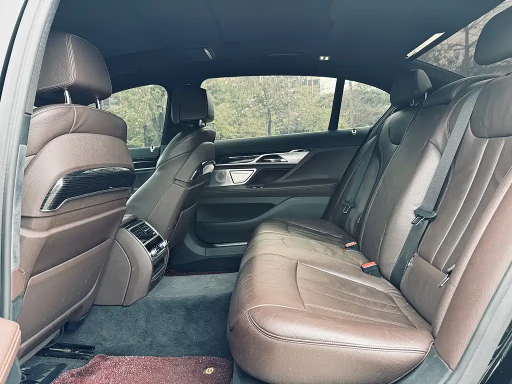BMW 7 Series 2017 — фото 17