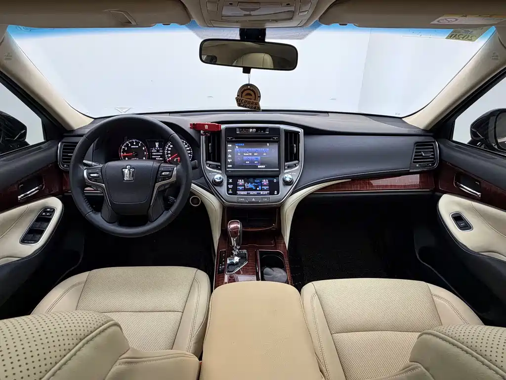 Toyota Crown 2016 — фото 10