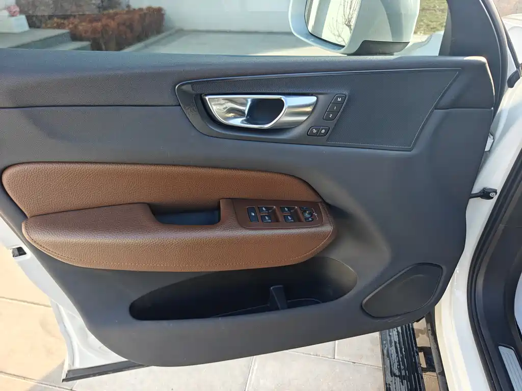 Volvo XC60 2022 — фото 10