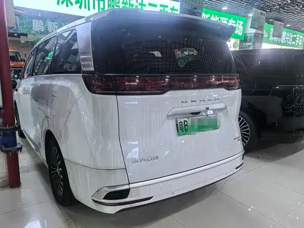 Denza D9 2025