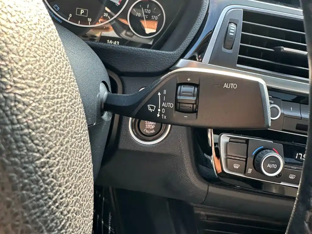 BMW 3 Series 2019 — фото 25