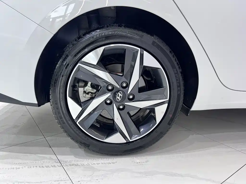 Hyundai Elantra 2023 — фото 19