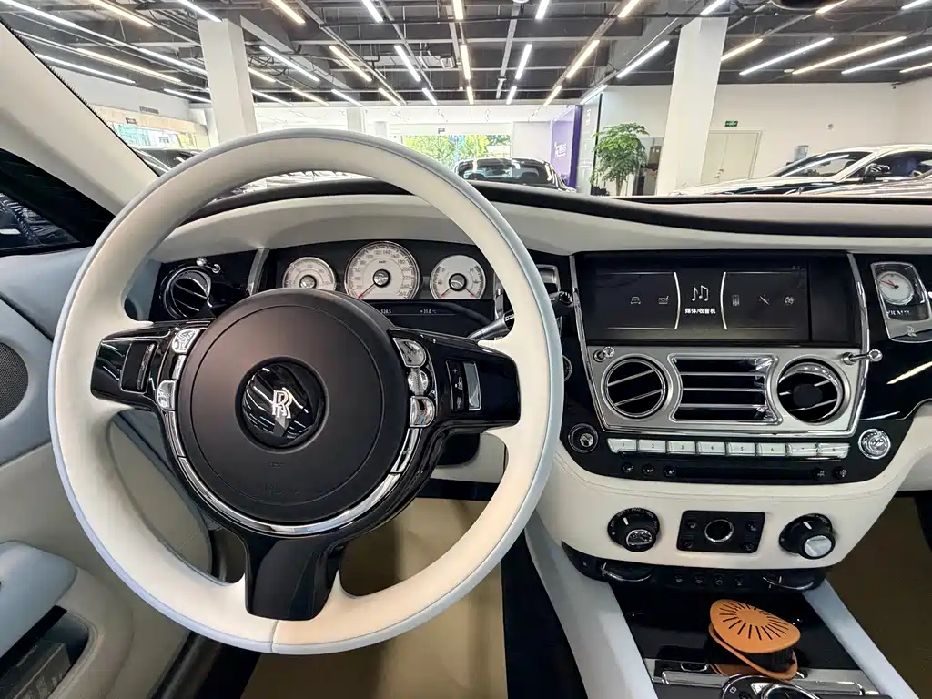 Rolls-Royce Phantom 2018 — фото 13