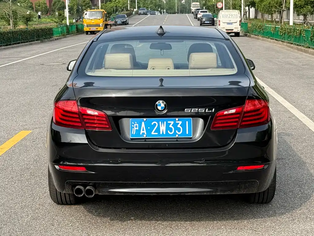 BMW 5 Series 2015 — фото 16