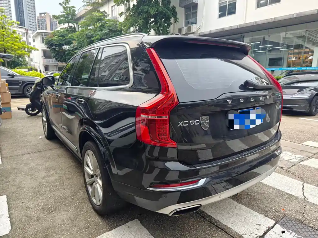 Volvo XC90 2018 — фото 13