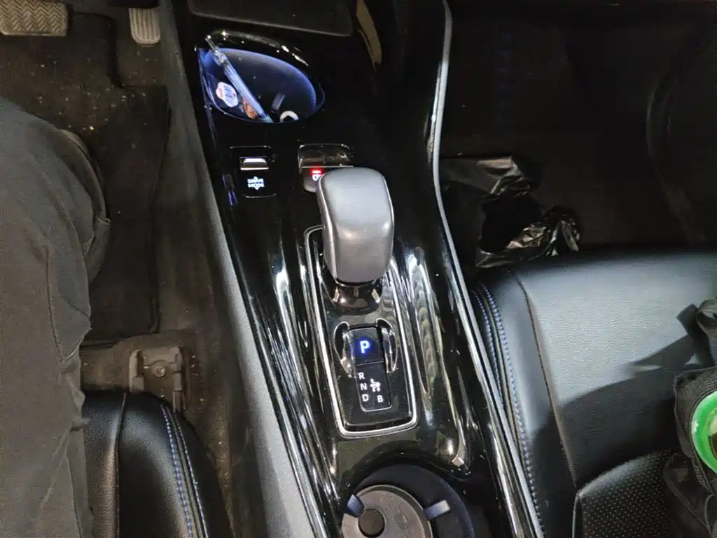 Toyota C-HR EV 2021 — фото 10