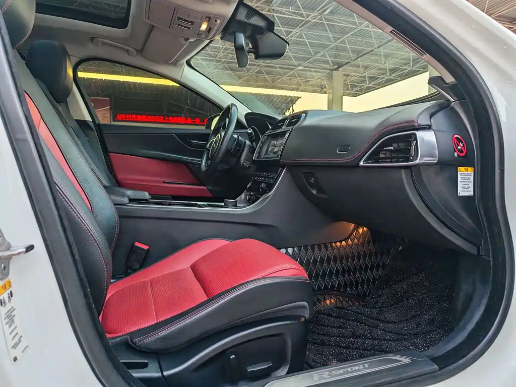 Jaguar XE 2017 — фото 12