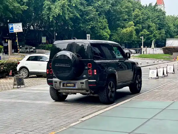 Land Rover Defender 2025