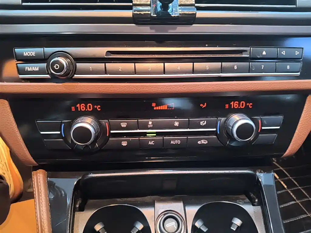 BMW 5 Series 2015 — фото 13